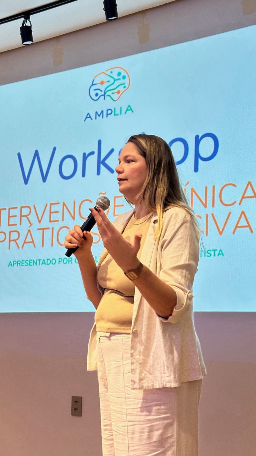 Renata Batista apresentando um workshop com o tema Intervenções clínicas e práticas inclusivas